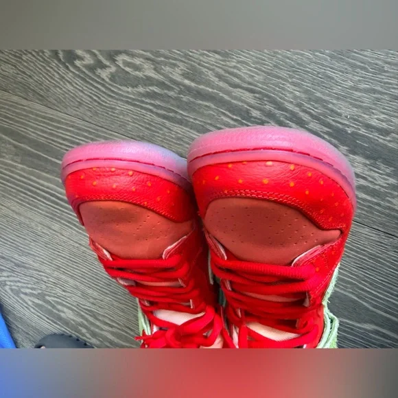 Nike SB Dunk High in Strawberry Cough Size 10.5